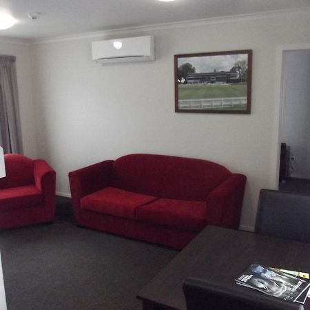 Arena Court Motel Hamilton Room photo