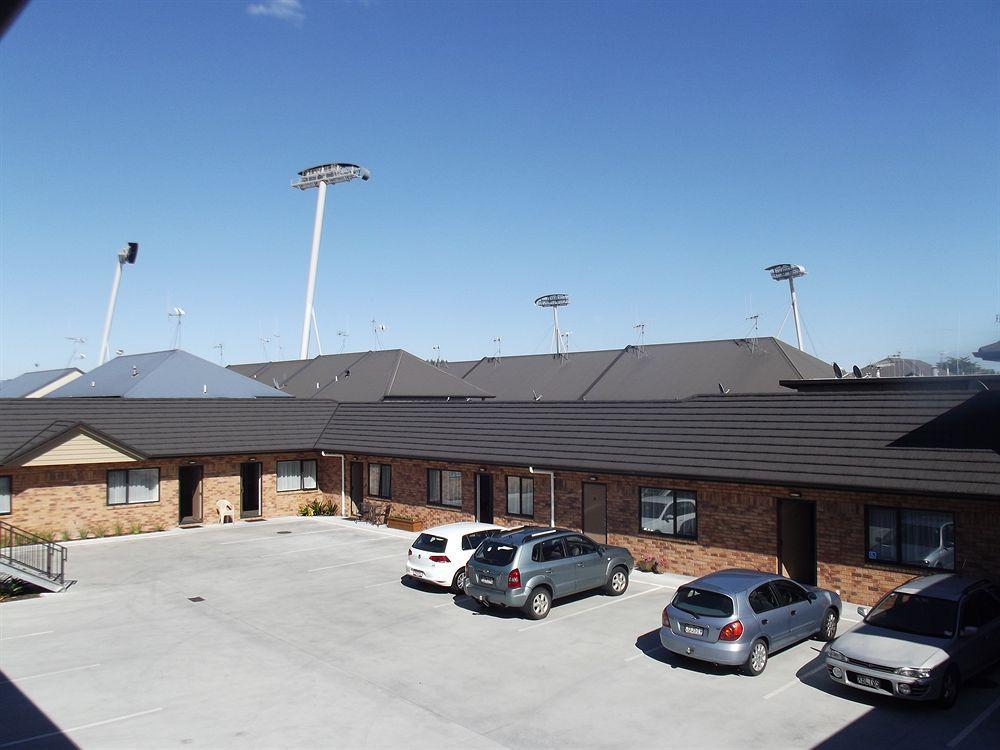 Arena Court Motel Hamilton Exterior photo