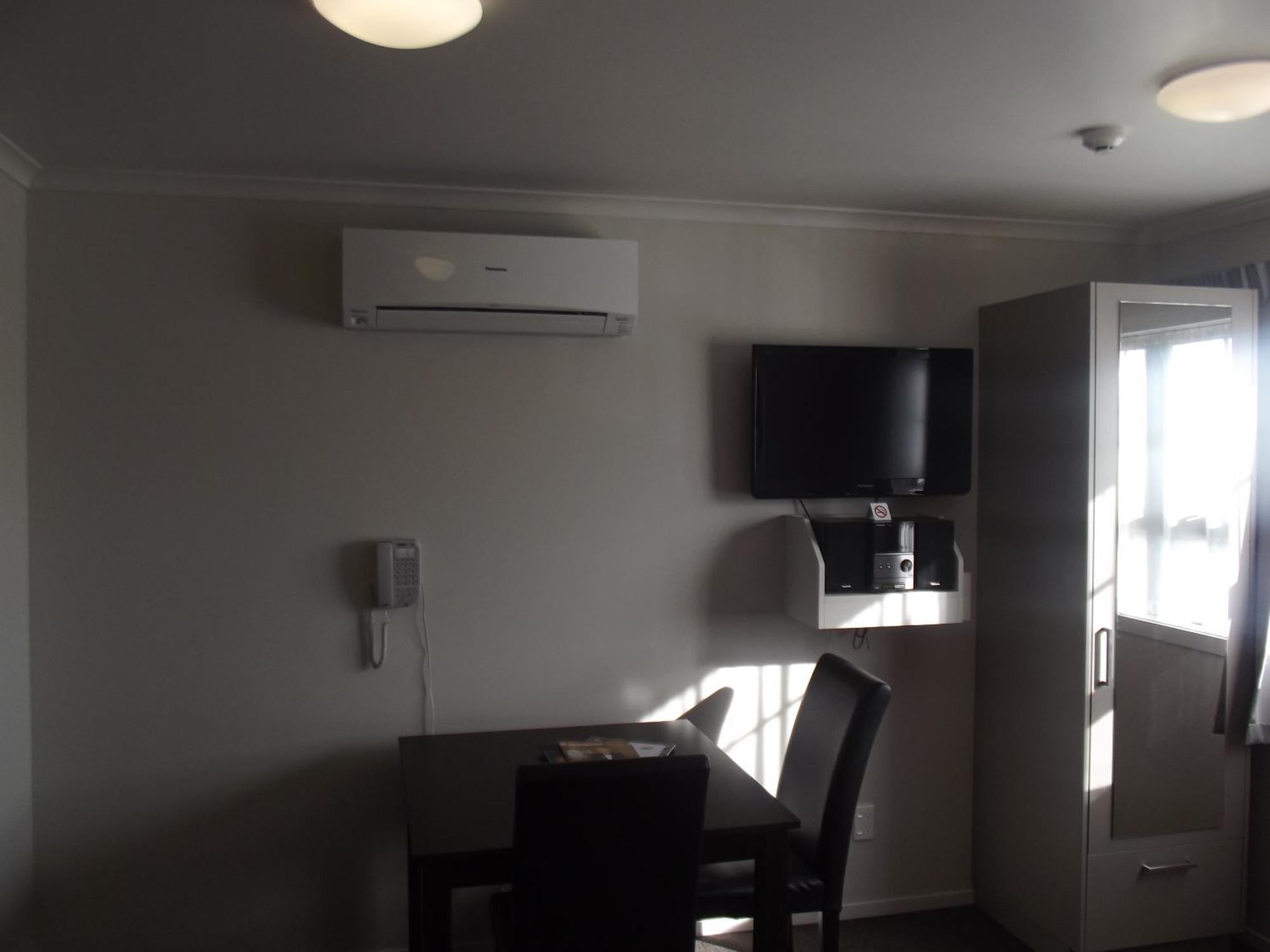 Arena Court Motel Hamilton Room photo