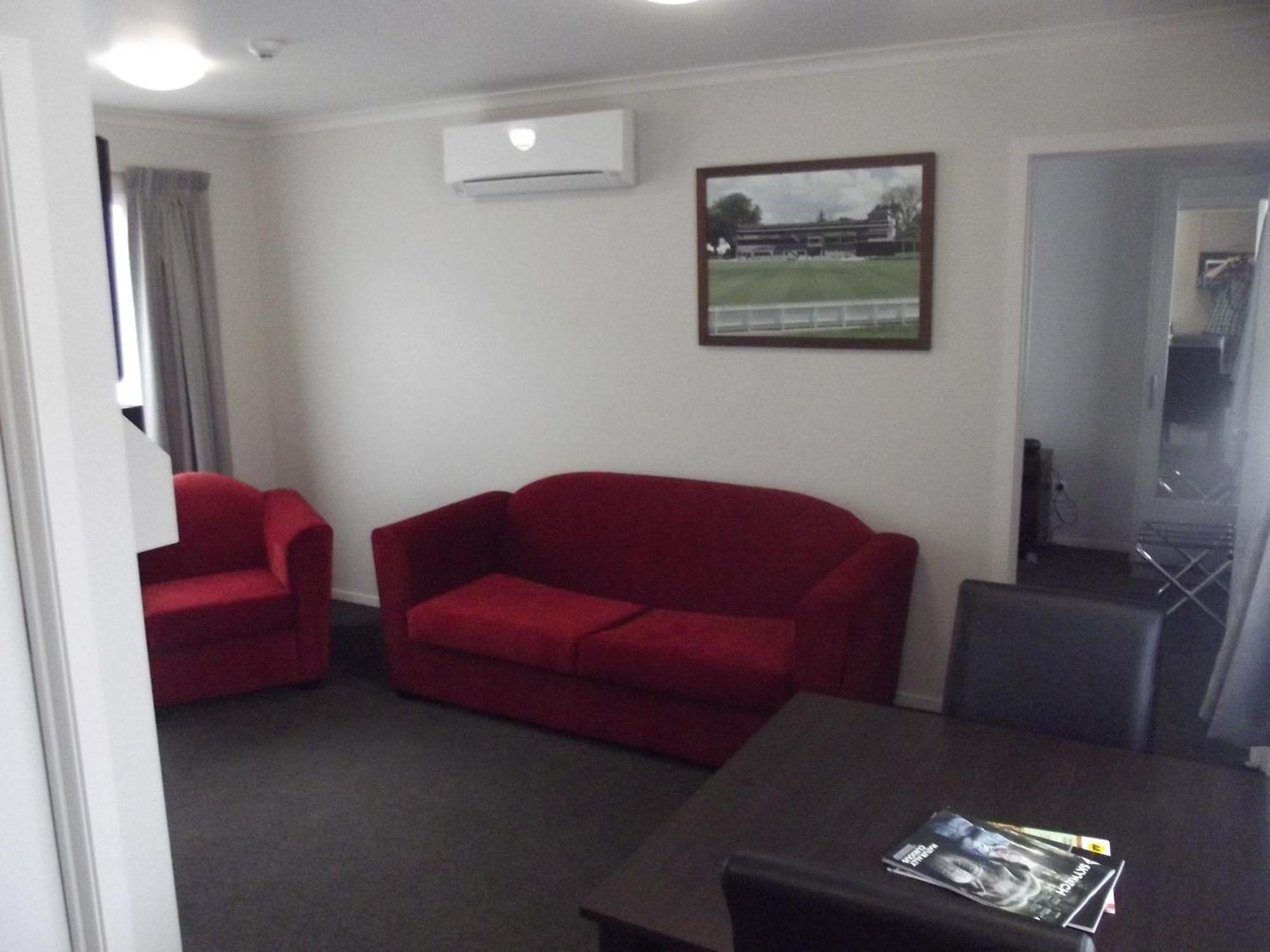 Arena Court Motel Hamilton Room photo