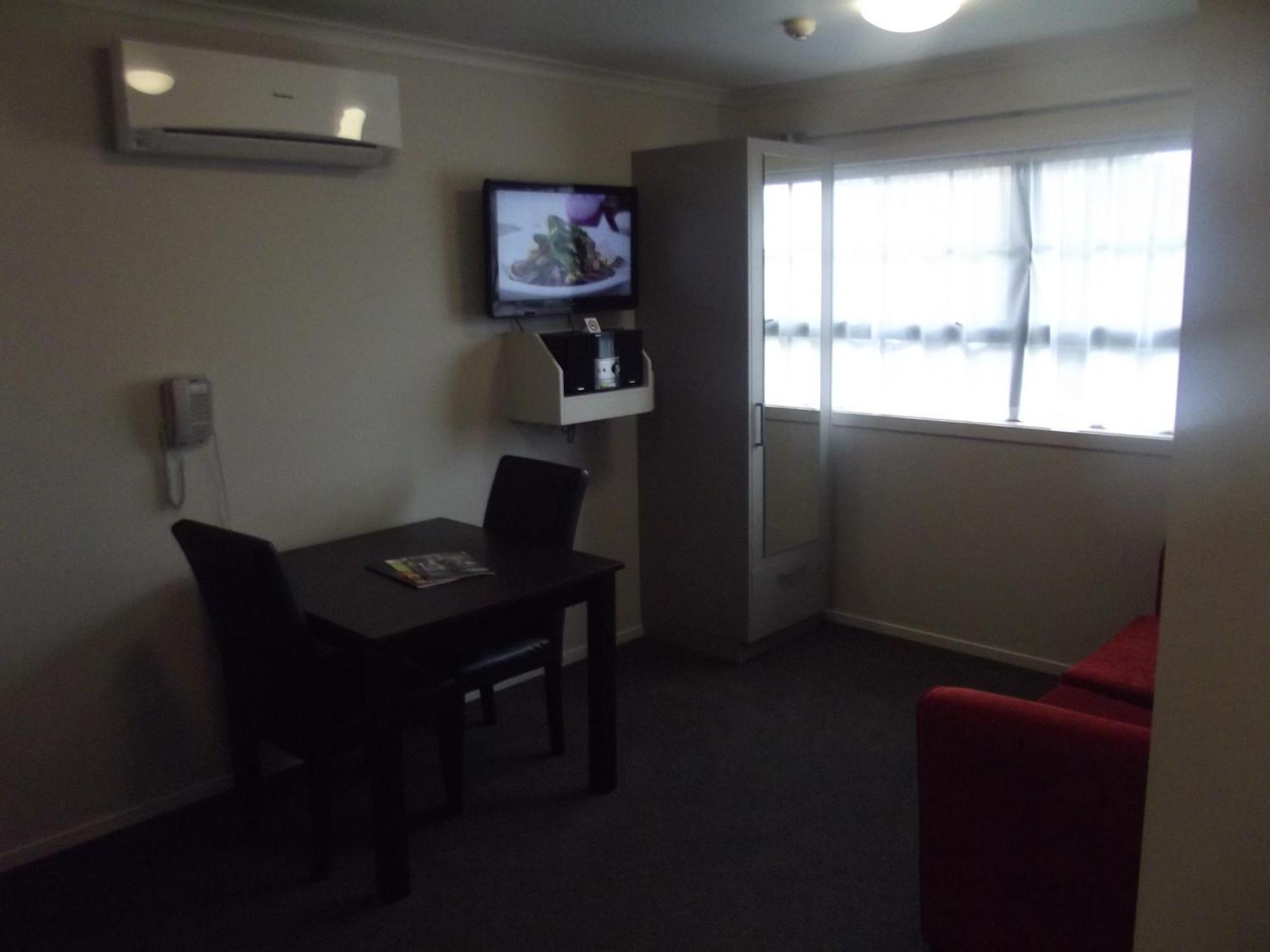 Arena Court Motel Hamilton Room photo